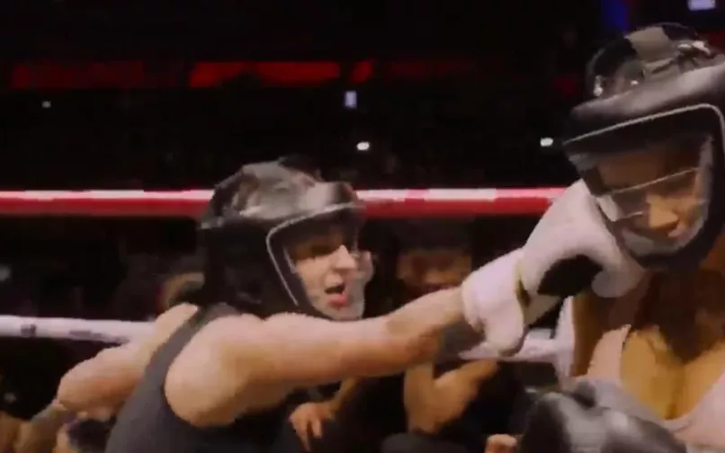 La mexicana arremetió contra la colombiana al final del combate y la venció.