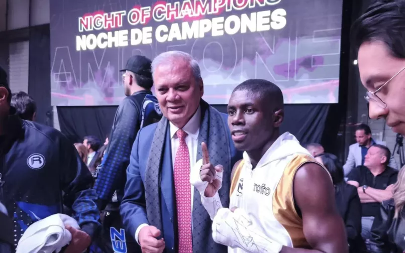 Ovidio Claros con el campeón Yuberjen Martinez