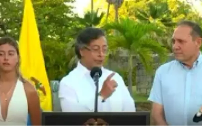 Gustavo Petro decretando el salario mínimo del 2026