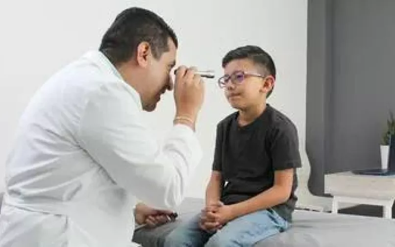 Médico del programa Médico en tu Territorio realiza valoración clínica a un menor durante una consulta.