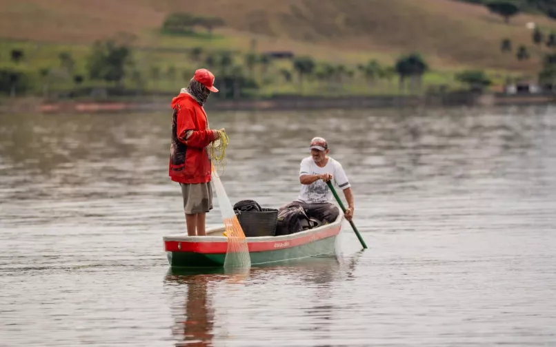 Pescadores artesanales revisan sus artes de pesca en la cuenca del río Bita, en el marco de las acciones de control y pedagogía lideradas por la Aunap