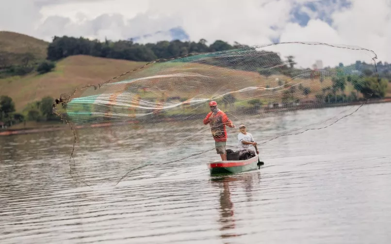 Pescadores artesanales lanzan sus atarrayas al río