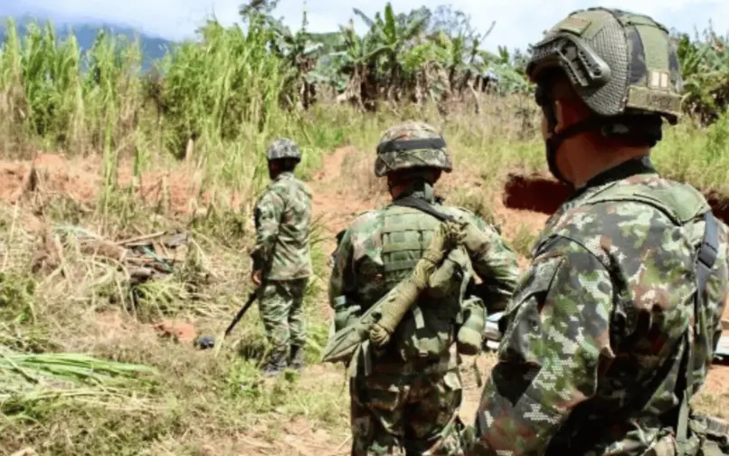 soldados en operaciones militares