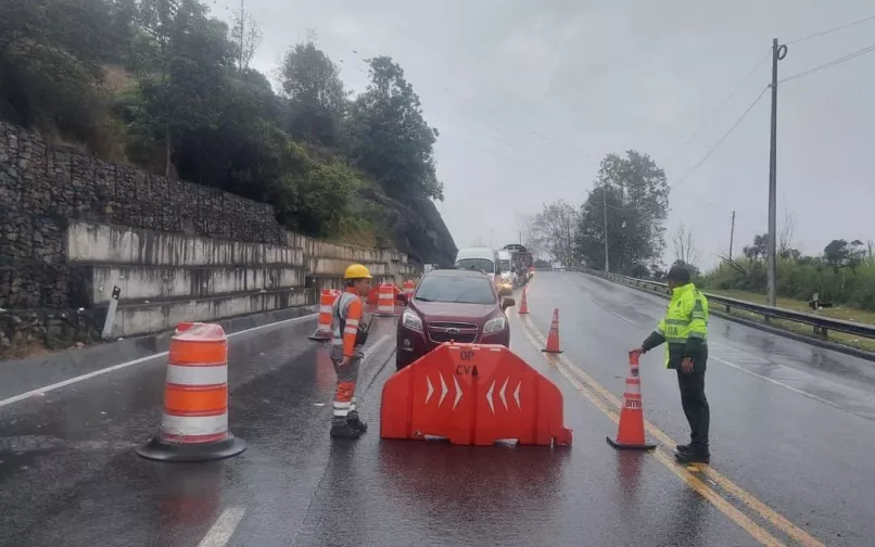 Vehículos en la vía al Llano