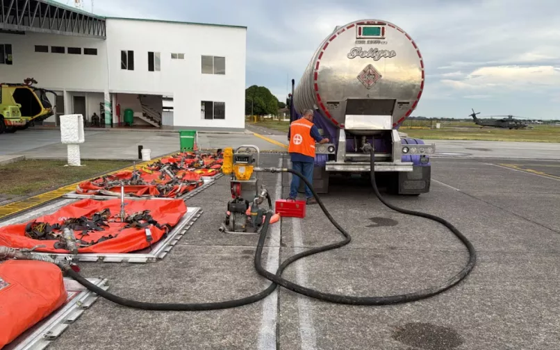 Fuerza Aeroespacial Colombiana envía combustible a Mitú y Puerto Inírida por desabastecimiento