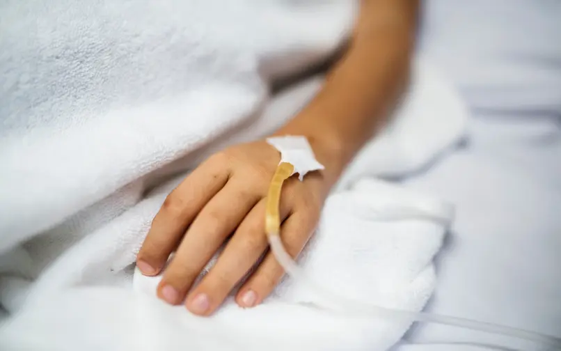 Niño en cama hospitalaria