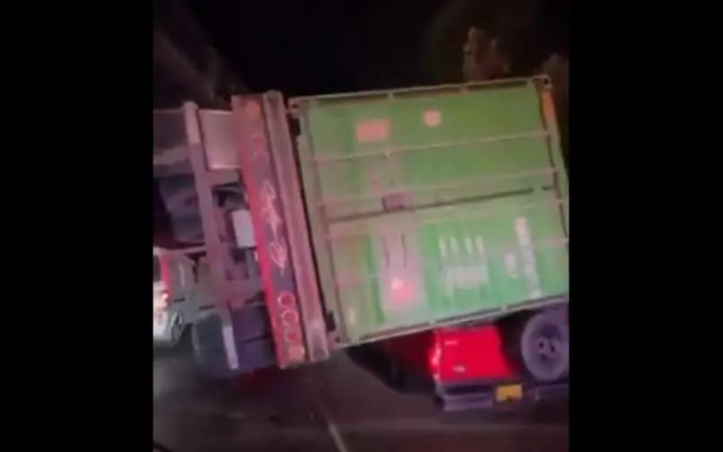 Accidente de tractomula en la avenida Circunvalar