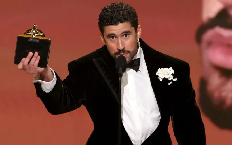 Bad Bunny recibiendo Grammy como "best música urbana album 2026".