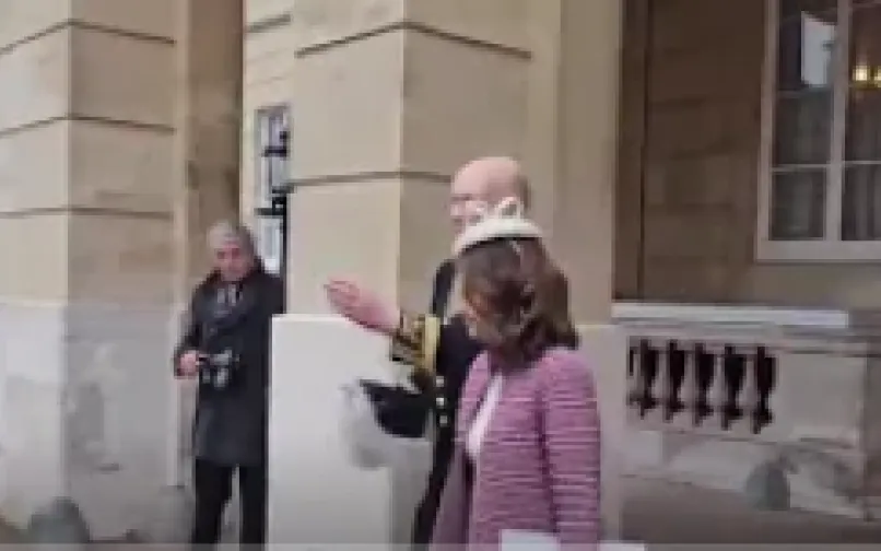 Laura Sarabia en camino a cita con el Rey Carlos III