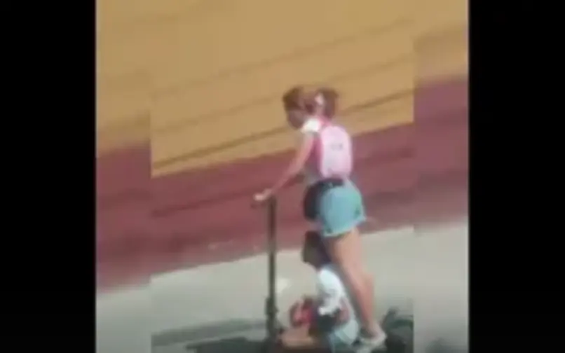 Mujeres en patineta con una menor por congestionada vía de Barranquilla