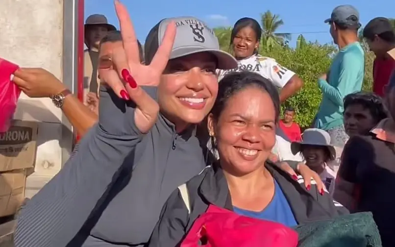 Andrea Valdiri con los damnificados de la ola invernal en Córdoba