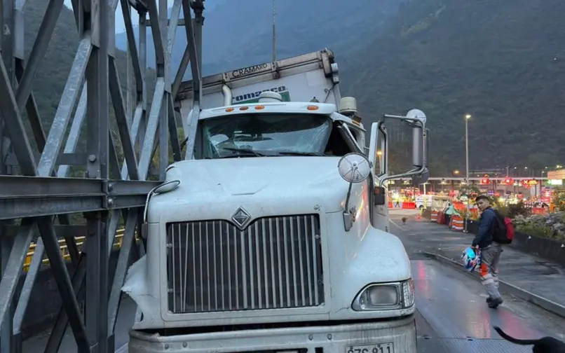 Emergencia en la Vía al Llano tractocamion