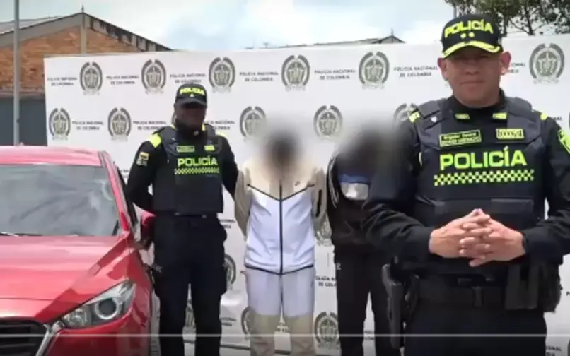 Policía Metropolitana de Bogotá incautó un Mazda Rojo utilizado por una banda de delincuentes