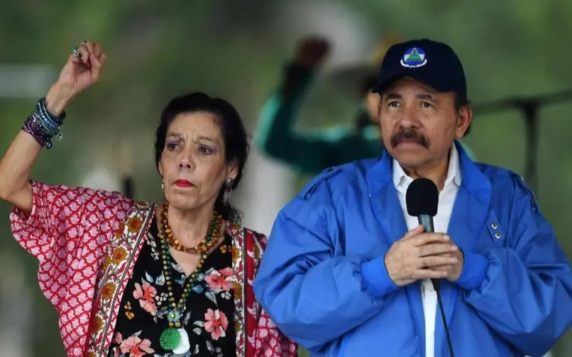 Ortega y esposa