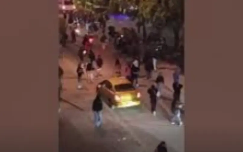 Manifestantes frente a la Universidad Sergio Arboleda