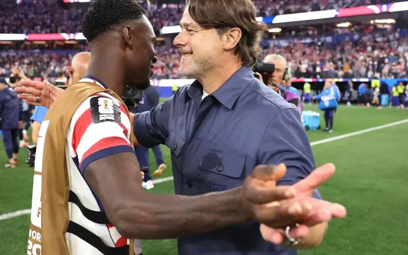 Mauricio Pochettinno técnico de EE.UU. felicita a los jugadores