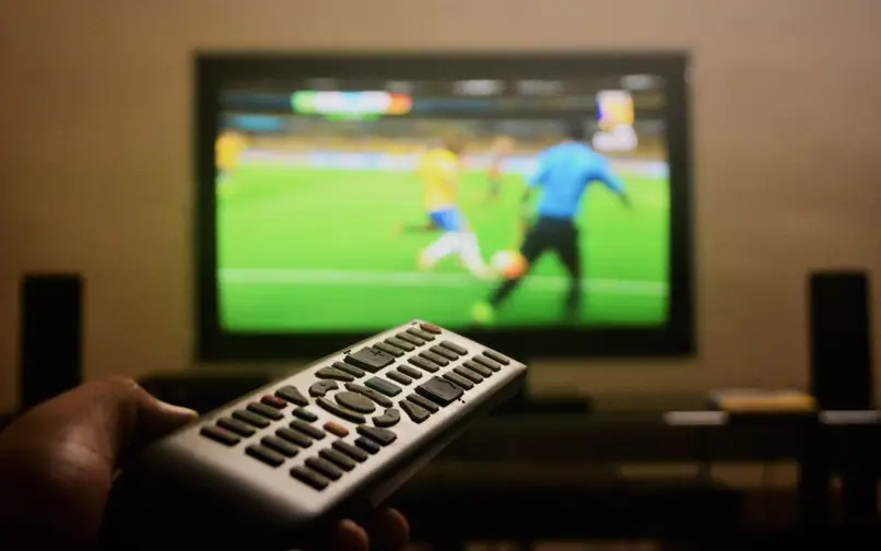 Partido de fútbol en TV