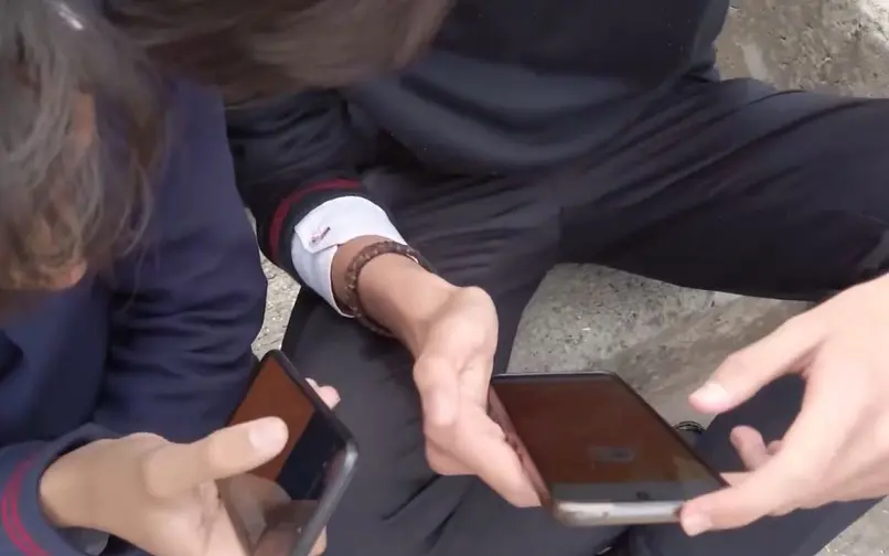 Niños de colegio usando celular Bogotá