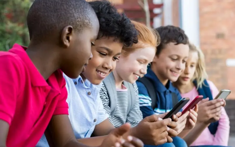 Niños con teléfonos