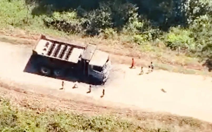 Niños jugaron junto a una volqueta cargada 