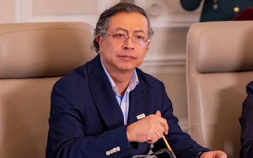 Petro pide permiso para salir del país