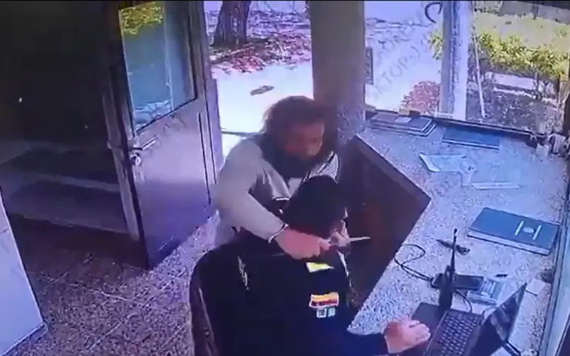 Hombre ingresó a un CAI en Bogotá y atacó con un cuchillo a un policía