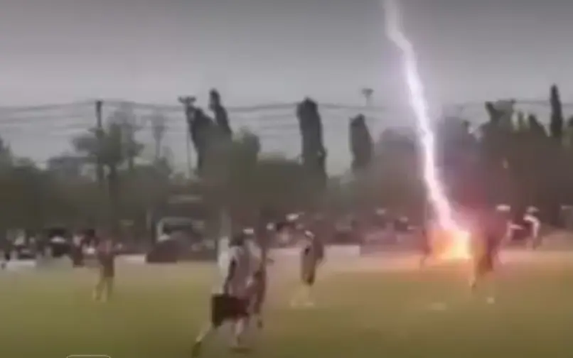 Futbolista muere tras ser impactado por un rayo durante un partido en Tailandia