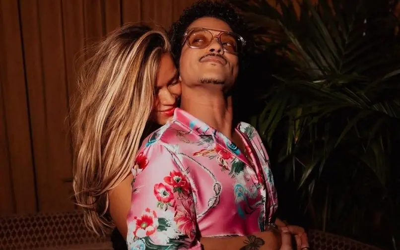 Karol G y Bruno Mars desatan rumores de romance: estas son las pistas que tienen sus seguidores
