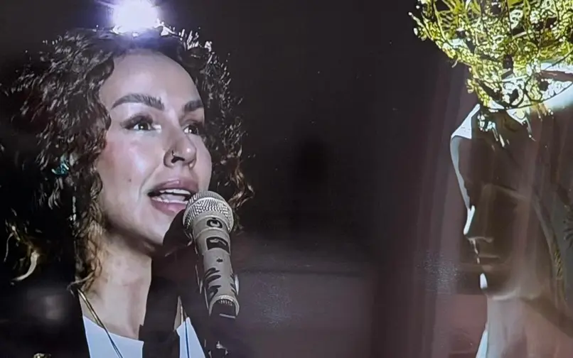 Maía cantó el Himno Nacional y «Aleluya» en la posesión de Abelardo de la Espriella