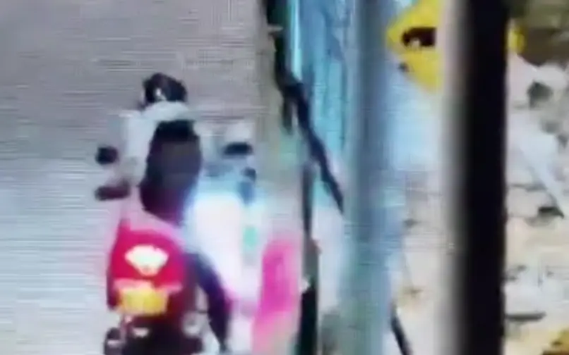Denuncian abandono de un perro desde una motocicleta en Lagos de Torca