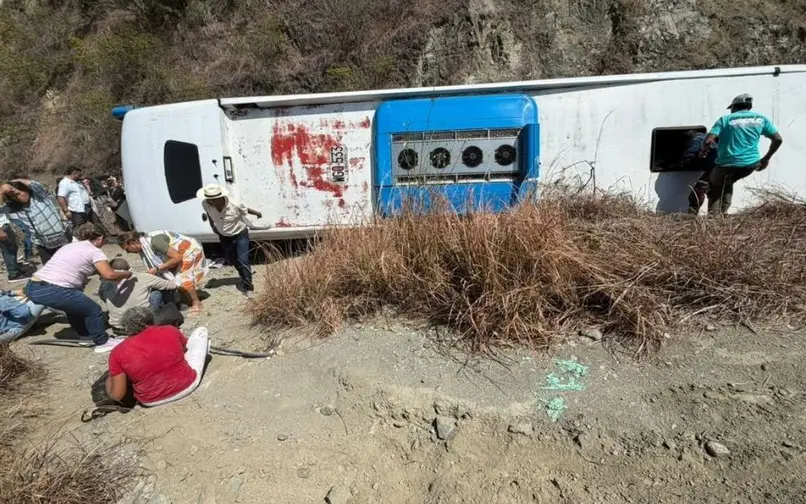Volcamiento de un bus intermunicipal en Santa Fe de Antioquia