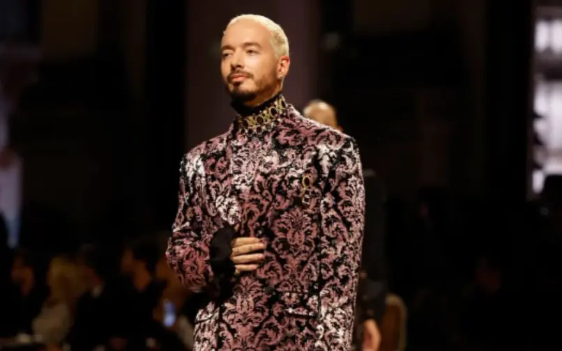 J Balvin desfiló en Vogue World Milano 2026 con traje de Alta Moda de Dolce & Gabbana