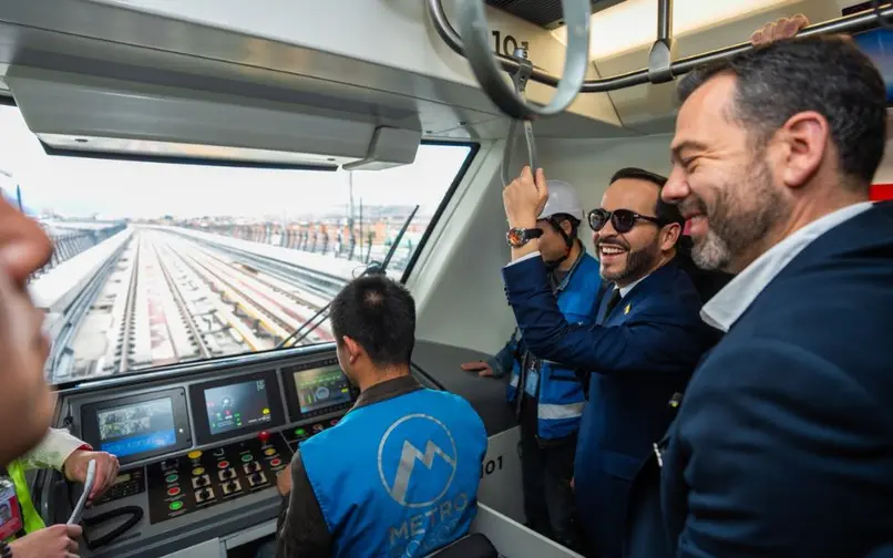 Presidente Abelardo de la Espriella y alcalde Carlos Fernando Galán en el Metro de Bogotá