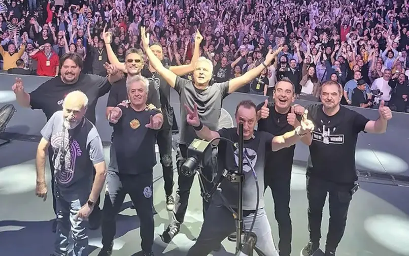 Integrantes de Hombres G junto a su equipo técnico al finalizar el concierto