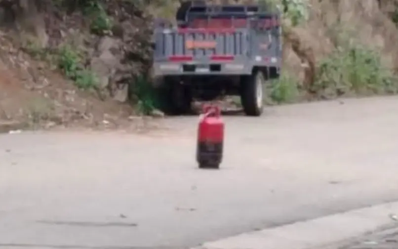 Hallazgo de cilindro sospechoso obliga al cierre preventivo de la vía Río de Oro - El Carmen