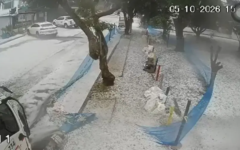 Fuerte granizada en barrio Modelia de Bogotá