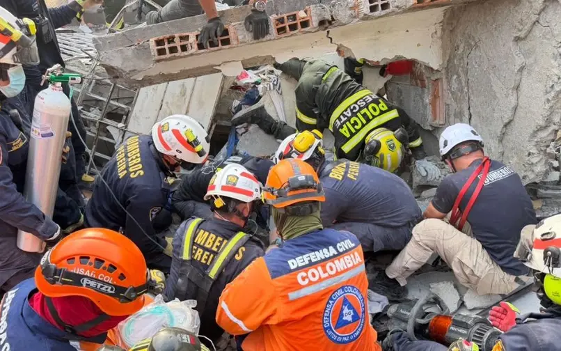 Rescatan con vida a una mujer tras colapso de vivienda afectada por terremoto en Pereira
