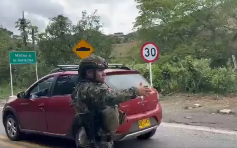 Reabren la vía Panamericana en el Cauca tras atentado con carro bomba que destruyó el peaje de La Sierra