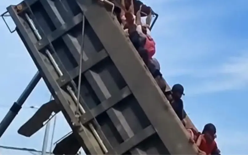 Conductor de volqueta levantó el platón para bajar a jóvenes que viajaban como polizones en Montería