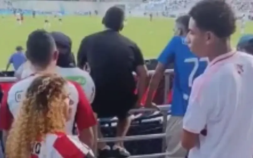Humillan a joven hincha por usar chanclas en el Romelio Martínez; su historia conmueve al país. 