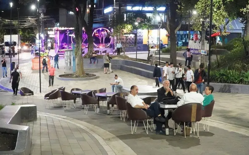 Parque Lleras de Medellín se queda sin turistas: ventas caen hasta un 90 % y cierran negocios