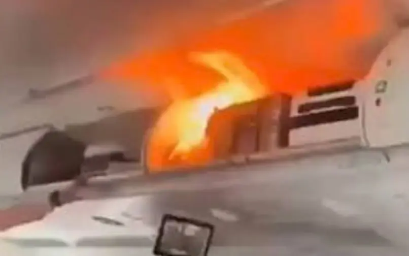 Pánico en pleno vuelo: batería portátil se incendia y obliga a avión a aterrizar de emergencia en India