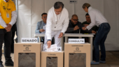 petro vota vestido de blanco