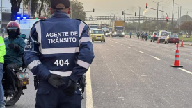 Agente de tránsito en la vía