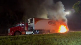 El incendio fue provocado por el choque entre una motocicleta y un tractocamión