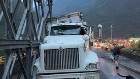 Emergencia en la Vía al Llano tractocamion