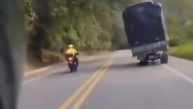 Motociclista en carretera a la altura del río Cauca en Supía, Caldas