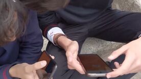 Niños de colegio usando celular Bogotá