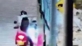 Denuncian abandono de un perro desde una motocicleta en Lagos de Torca