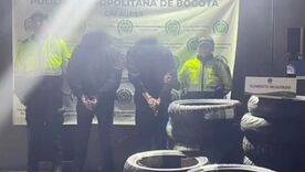 Capturan a dos hombres que rompieron la pared de un local para robar más de 30 llantas de moto en Suba
